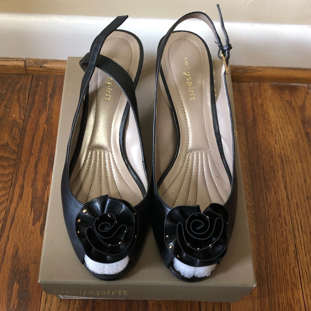Black kitten heels with rose decorations